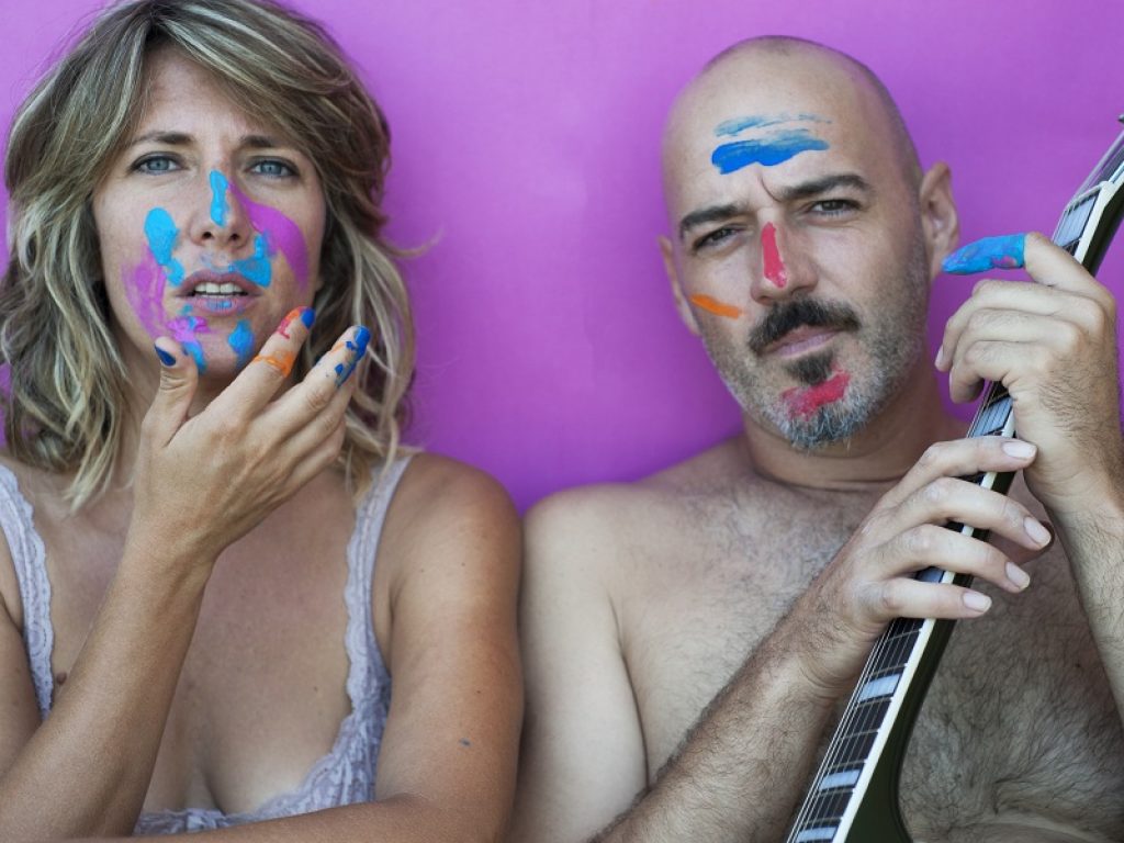 "Astinenza da cabina elettorale" è il nuovo singolo del duo Insonia Rosa: il brano è disponibile su tutte le piattaforme digitali