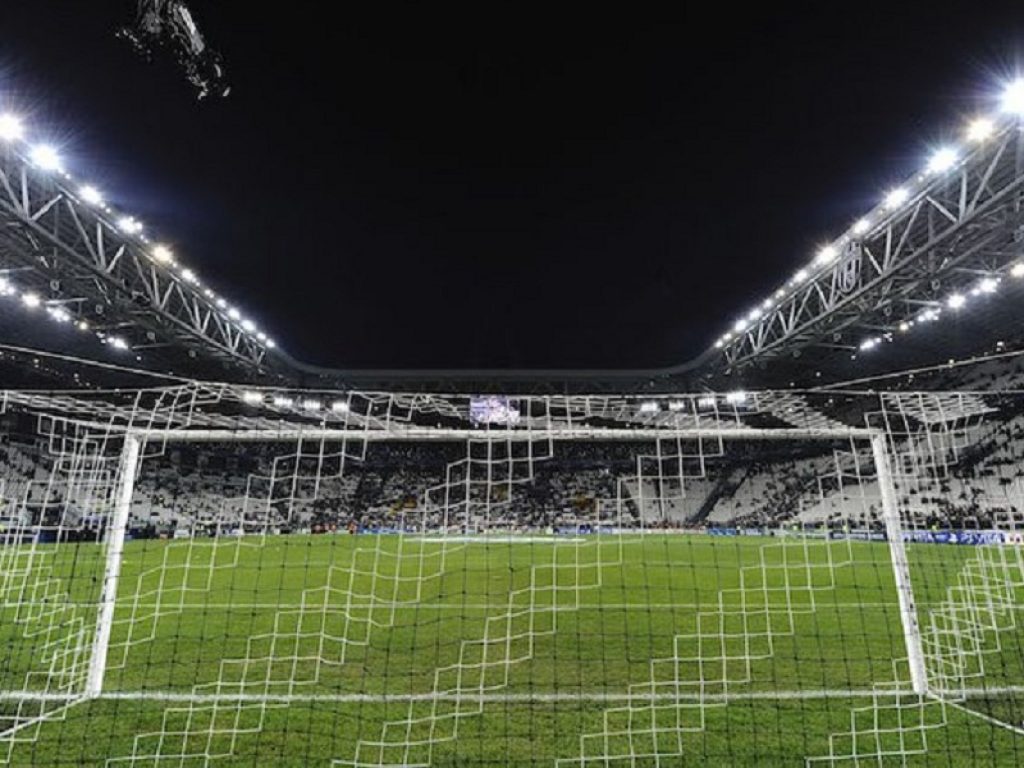 Il Codacons chiede di fermare tutti i campionati di calcio dopo il caos per la partita Juventus-Napoli legata all'emergenza Covid-19