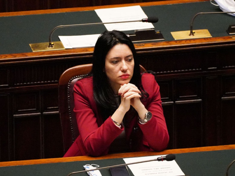 Vitalizio a Formigoni, esplode la rabbia del M5s. Per Di Maio “decisione riprovevole”, Azzolina: “Come scatarrare sui cittadini onesti”