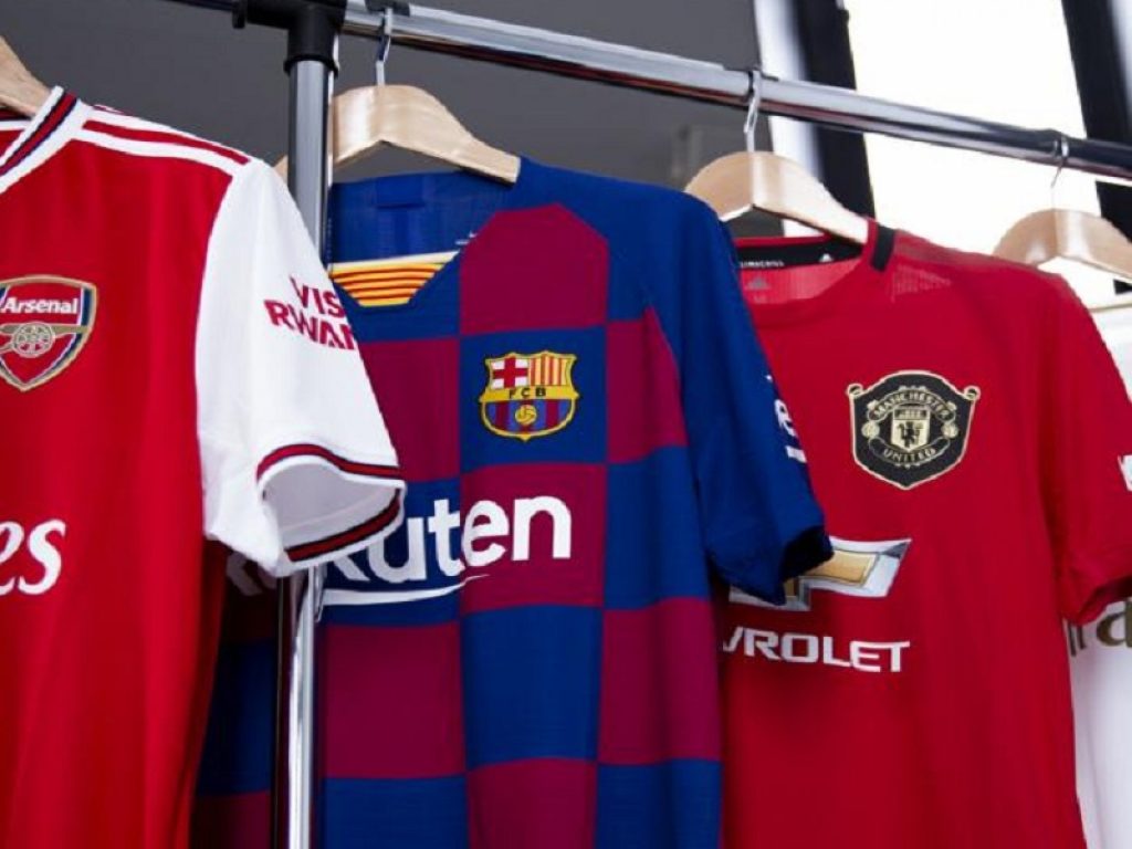 Sport e maglie curiose: dalla ‘rosa’ sostenibile fino al disegno dei tifosi gli aneddoti legati alle diviser ai simboli dei team