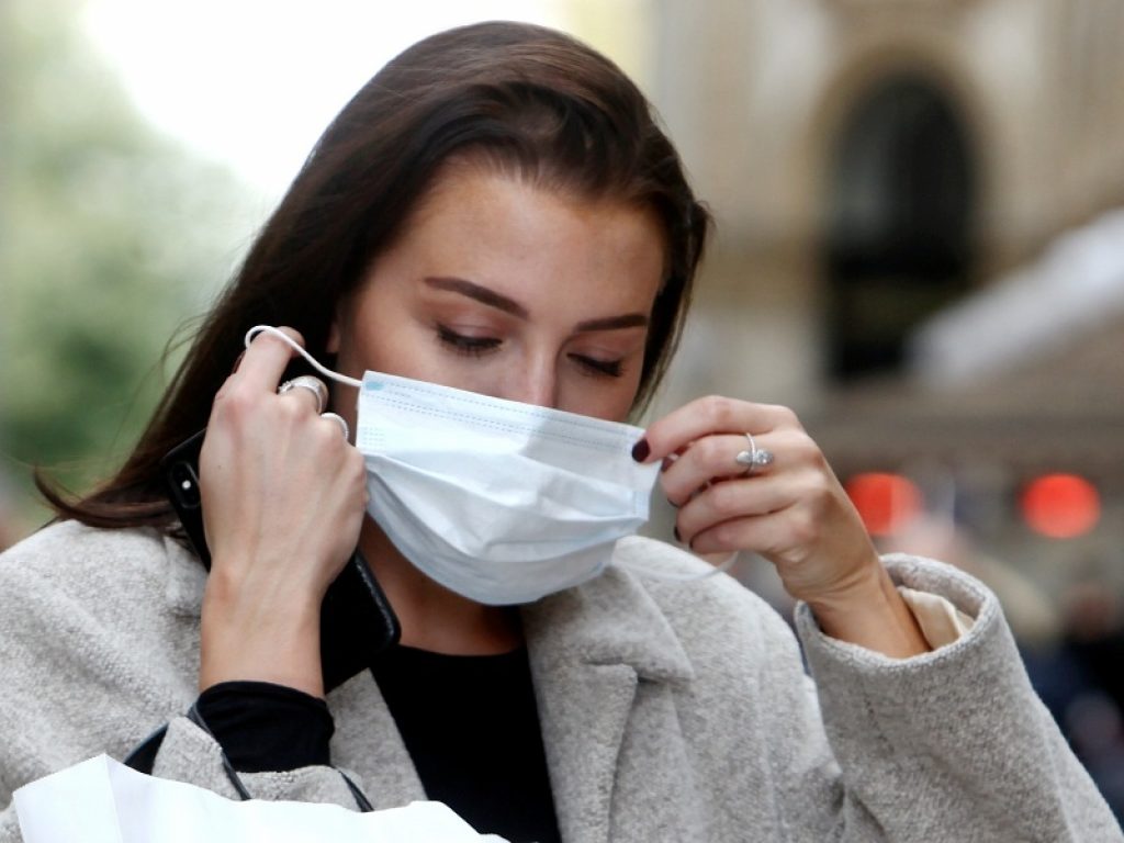 Le mascherine sono uno strumento fondamentale per cercare di limitare i contagi da Covid-19. Ma quali scegliere fra Ffp2, mascherine di stoffa e chirurgiche?