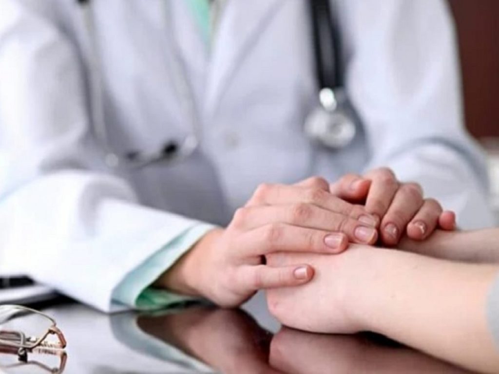 La torsione del testicolo è associata a un dolore particolarmente intenso localizzato a livello del testicolo interessato e al basso ventre, spesso associato a nausea e vomito