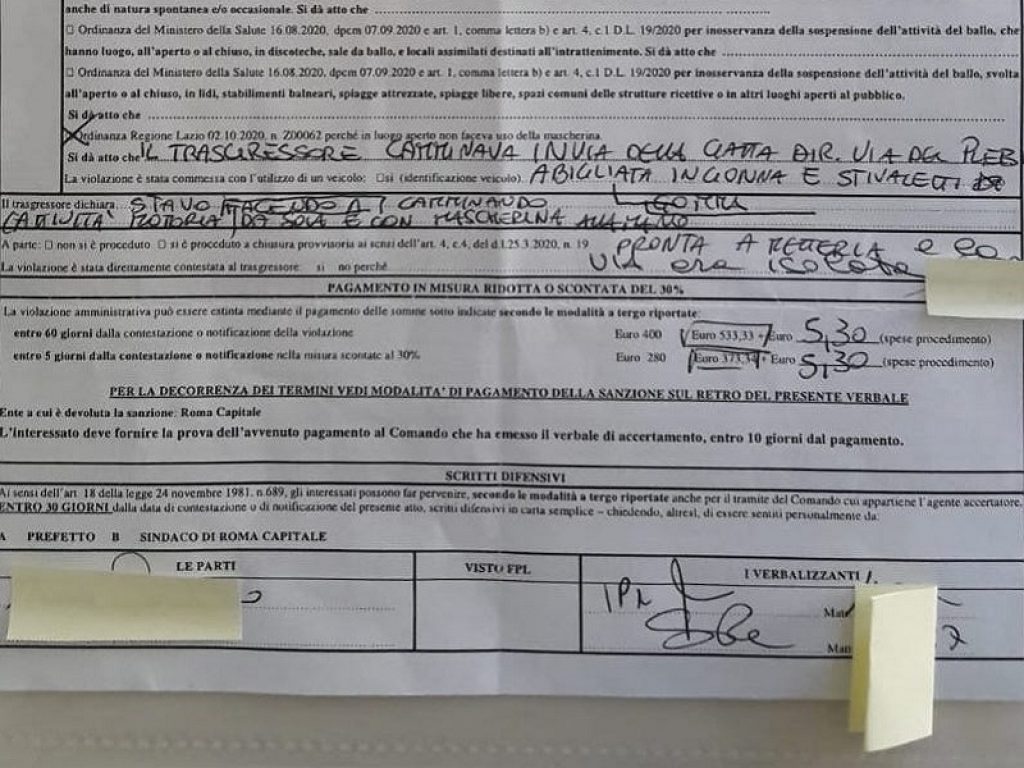 Cammina sola in via della Gatta, centro storico di Roma, senza mascherina: la Polizia Municipale ha multato una donna con una sanzione da 400 euro