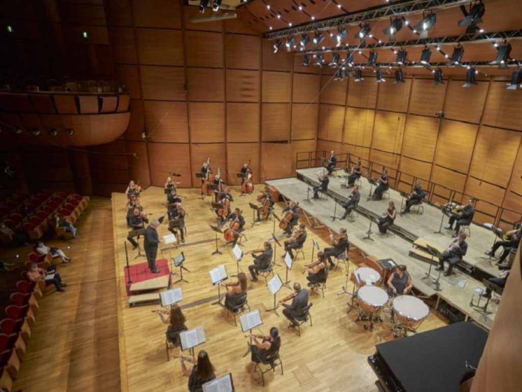 Milano: l’orchestra sinfonica usa il QR-code al posto degli spartiti