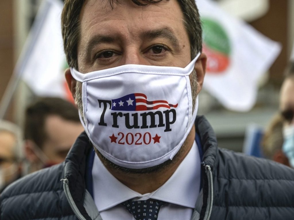 Salvini sfoggia la mascherina pro-Trump