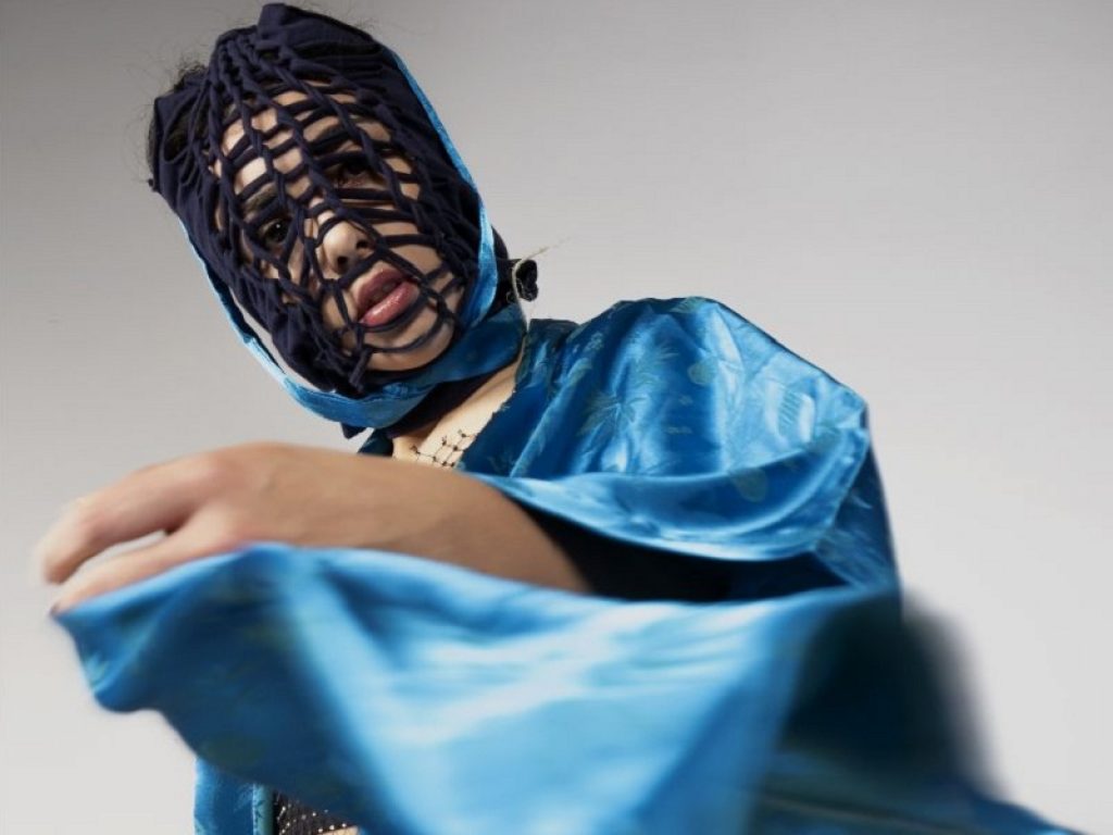 Zanzibar è il nuovo singolo dell’enigmatica artista pugliese Tuasorellaminore che segue Morfina. Il brano è distribuito da Pirames International