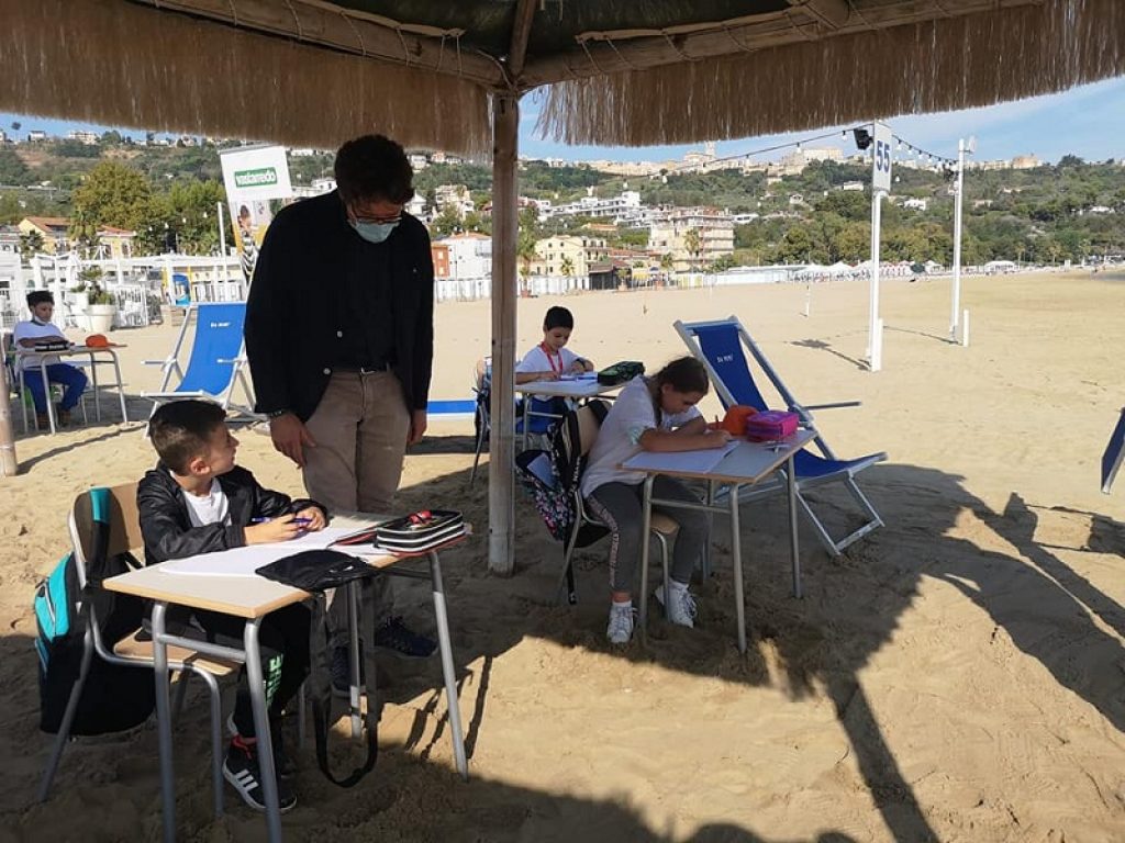 A Vasto si va a scuola in spiaggia: il progetto della scuola paritaria "Madonna dell'Asilo" nasce per agevolare gli istituti con carenza di aule