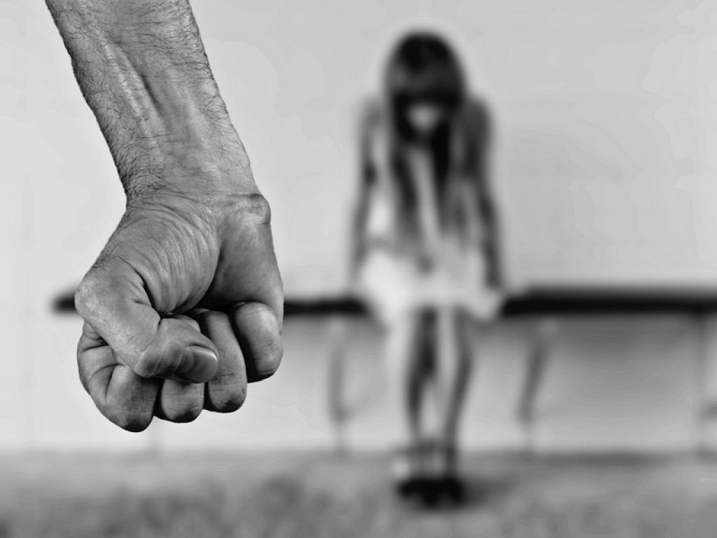 Le dinamiche sociali e psicologiche che si creano intorno ai casi di violenza di genere: lòa psicologa spiega cosa accade nella mente di vittima e aggressore