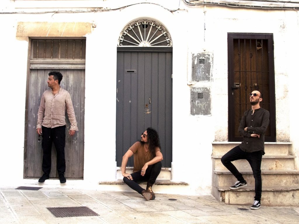 Le Vite Parallele si presentano con E.L.E.N.A. e la voce del visual artist Walter Trono: il duo pugliese formato da Nicola ed Enrico è sulle piattaforme digitali