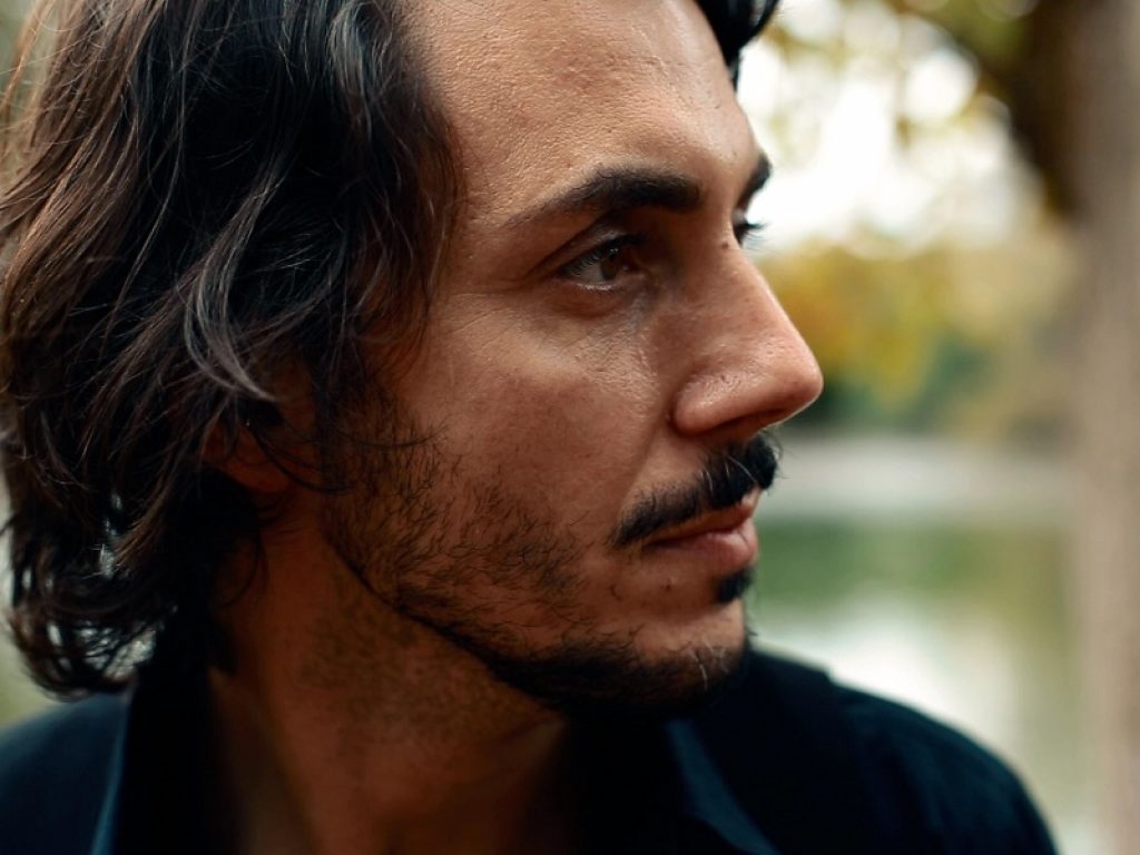 Gin Tonic, il nuovo singolo di Degà che canta l'amore ai tempi dell'indie