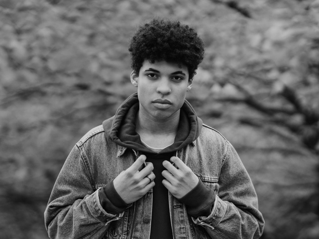 Dylan in bianco e nero nel video di "Non mi basta"