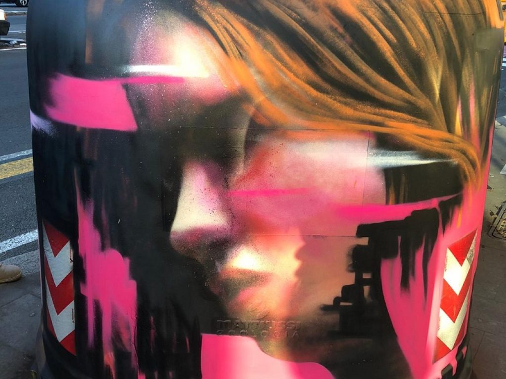 A Roma le campane per il vetro diventano opere d'arte