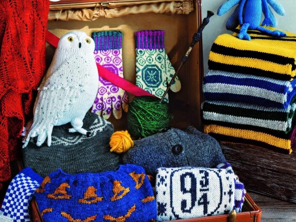 Arriva la guida ufficiale per ricreare con ferro e gomitolo gli oggetti dei film