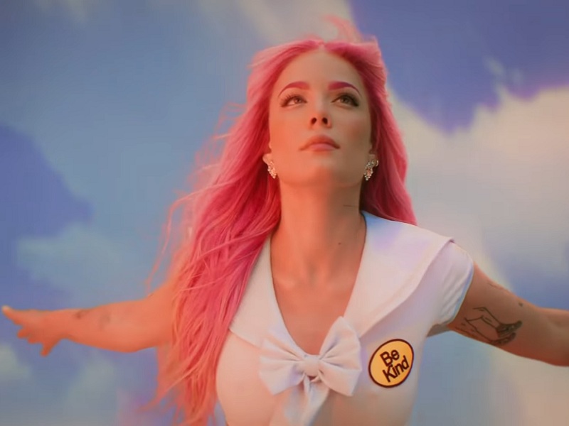 Anche Halsey attacca i Grammy e parla di tangenti