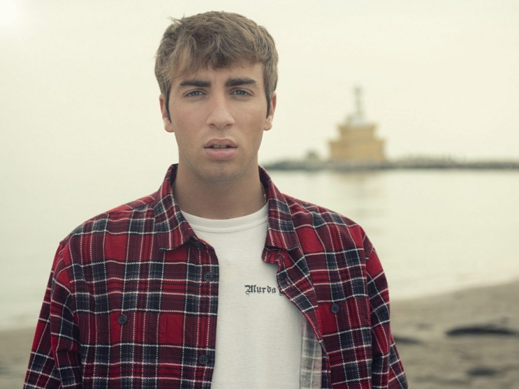 Oliver su YouTube con il videoclip del nuovo singolo "Paura di crescere": il brano esprime il disagio giovanile e la difficoltà di affrontare le sfide della vita da adulto