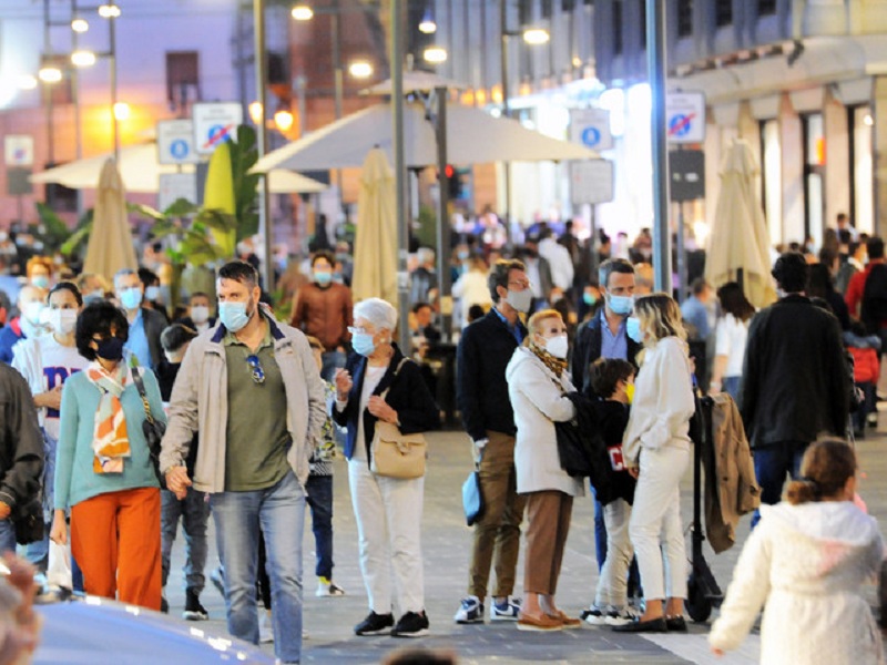 Il Consiglio dei ministri proroga lo stato di emergenza: obbligo di test negativo per chi arriva dai Paesi Ue fino al 31 gennaio. Per i non vaccinati anche una quarantena di cinque giorni