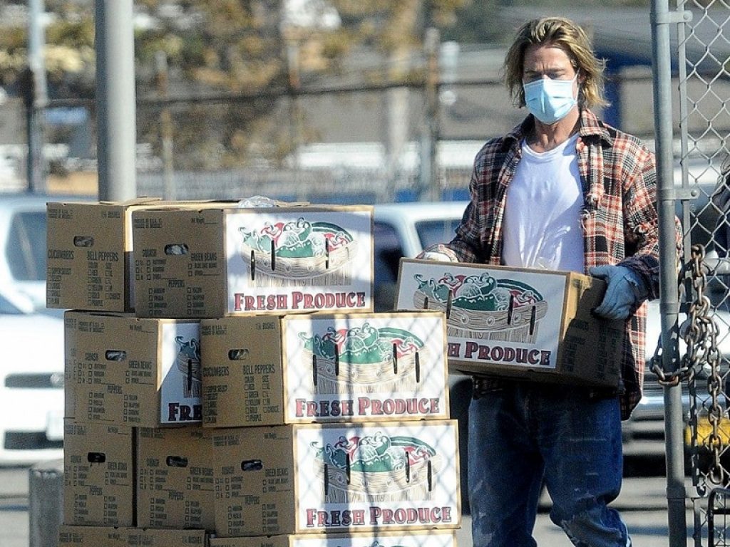 Brad Pitt diventa volontario: distribuisce cibo ai bisognosi e nessuno lo riconosce