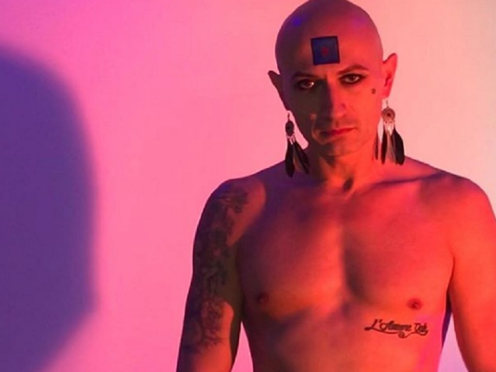 Caravaggio canta "Le cose che abbiamo amato davvero"