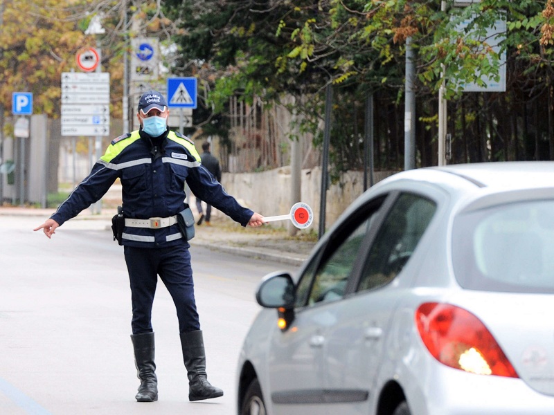 Lunedì 29 marzo cambiano i colori delle regioni, nel weekend di Pasqua tutta l'Italia sarà in zona rossa: le regole per gli spostamenti
