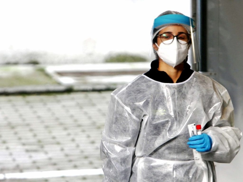 In Campania arriva la variante inglese del Covid: positivi sei passeggeri da Londra. Il virus è stato isolato anche in Puglia