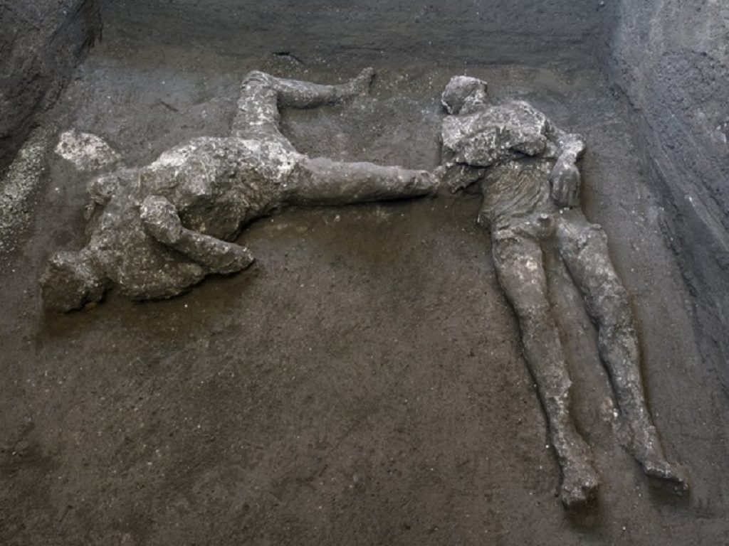 Archeologia: a Pompei con la tecnica dei calchi riemergono i corpi di due antichi pompeiani morti nel 79 d.C. durante la grande eruzione del Vesuvio