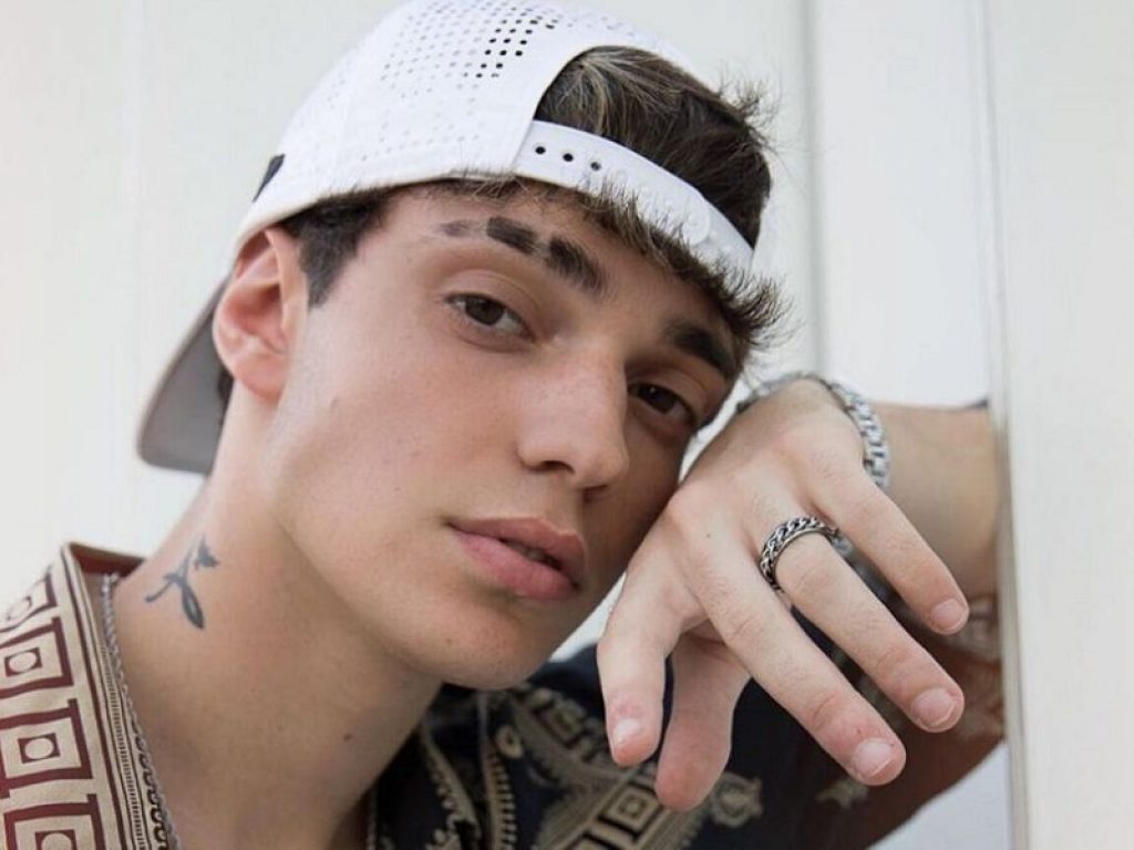 L’ex di Amici Daniel Cosmic a processo per bodyshaming nei confronti di una fan: il cantante dovrà rispondere di diffamazione aggravata da futili motivi