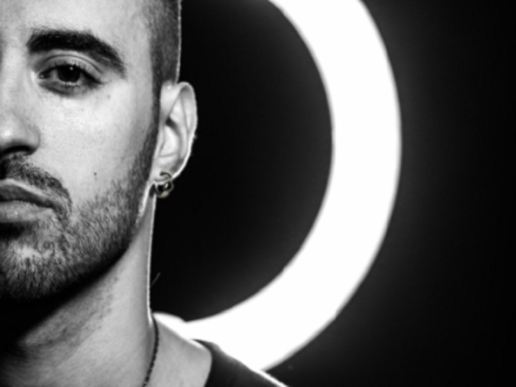 "Una posizione" è il nuovo brano di Dellamore