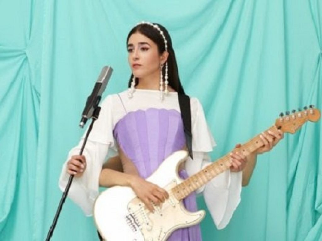 Elasi racconta la sua musica fluida e colorata