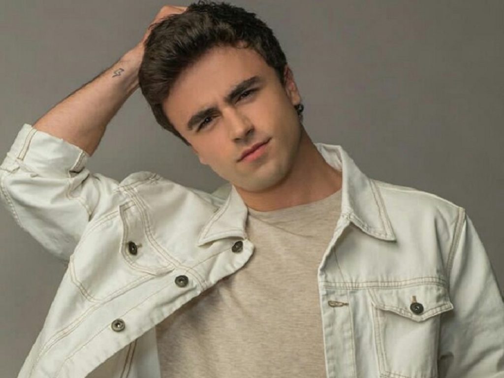 Itzan Escamilla racconta a Hola la guarigione dal Covid che ha causato anche l'interruzione delle riprese della serie Elite 4