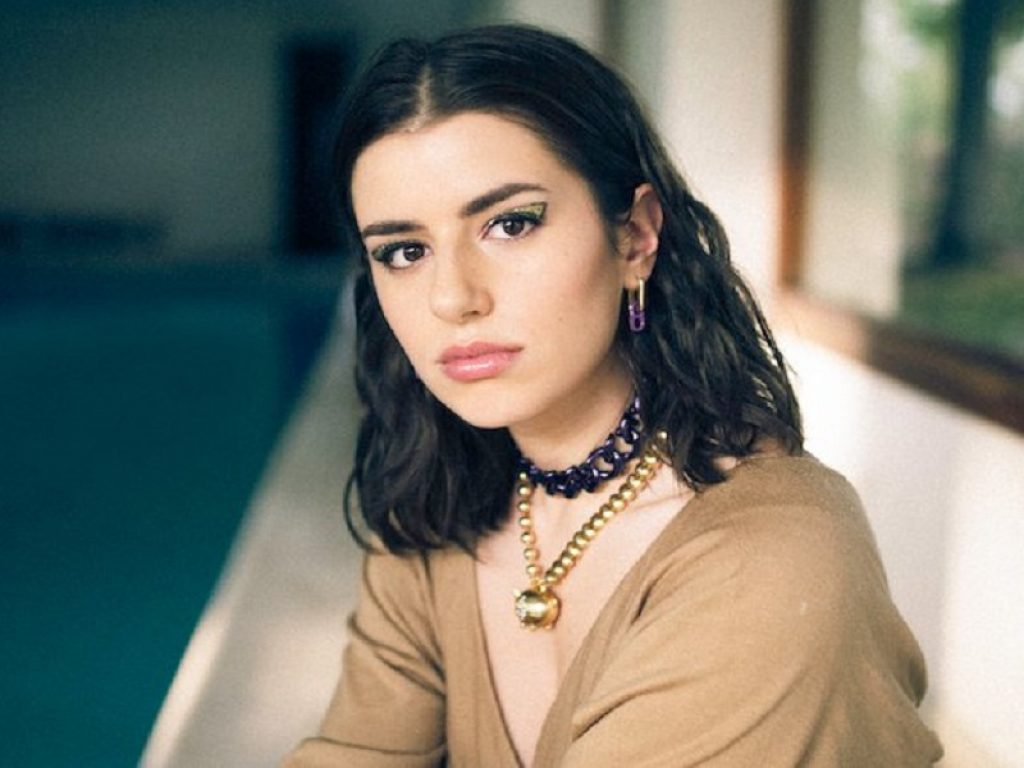 Federica Carta torna sulla scena musicale con il singolo "Mostro": il brano scritto da Riccardo Scirè e Galeffi, è fuori in radio e in digitale