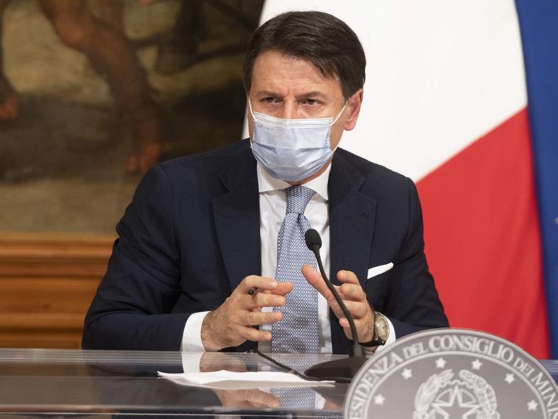 Al Senato il governo Conte ottiene la fiducia con 156 voti grazie anche al voto di due senatori di Forza Italia espulsi dal partito: numeri critici per l'esecutivo