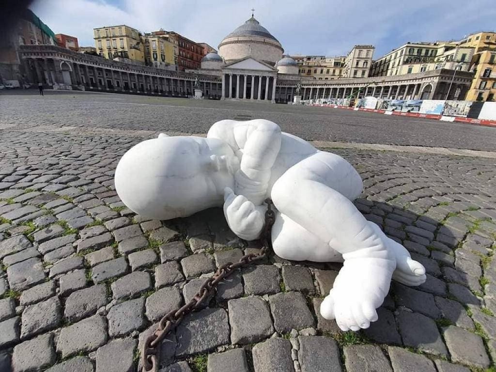 Look Down: la scultura di Jago in Piazza del Plebiscito a Napoli. Un invito al mondo intero a guardare verso il basso