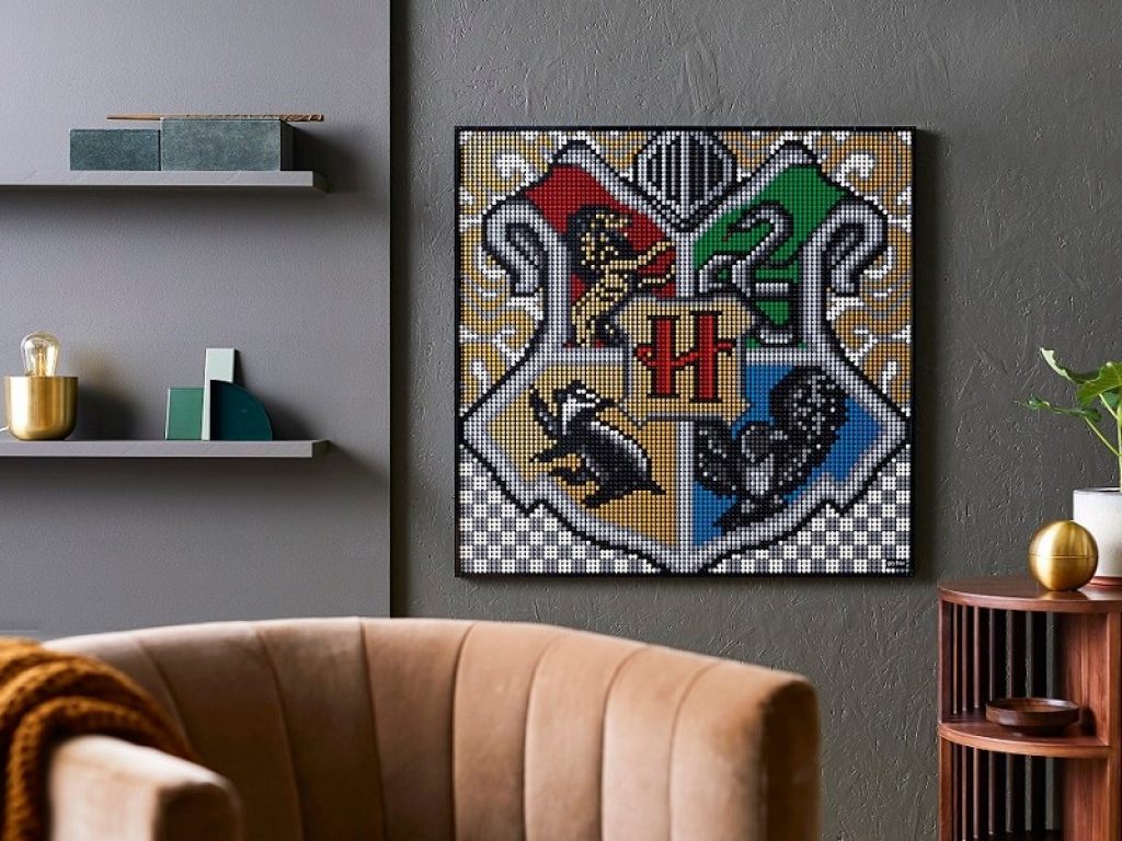 A gennaio arriva il set Lego Art Harry Potter Hogwarts Crests: il kit di 4.249 pezzi fa sceglieretra le 4 effigi della "Scuola di Magia e Stregoneria"