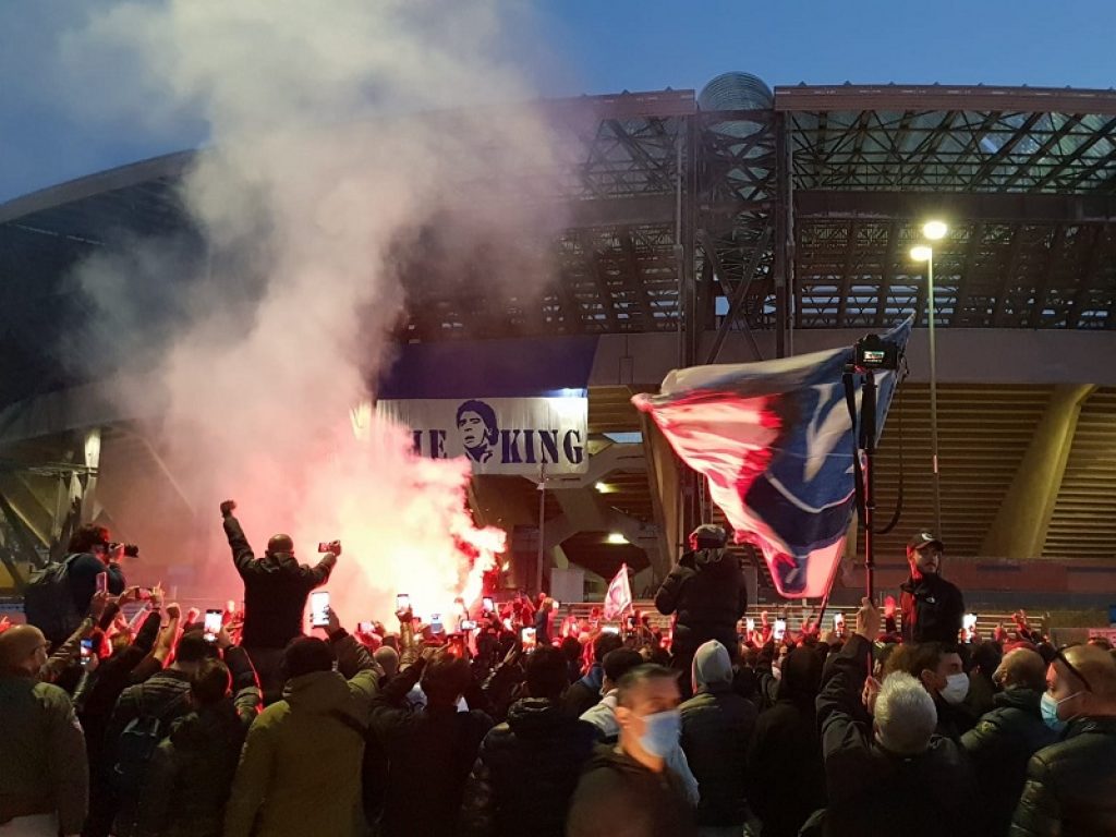 L'amore di Napoli per Maradona: in migliaia allo stadio