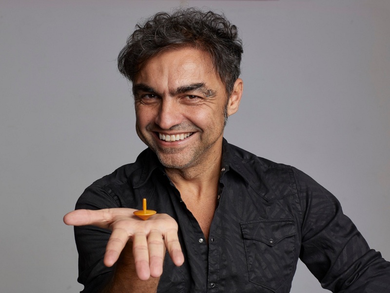 "Tra via Emilia e blue jeans" è il nuovo album, online e anche nei formati cd e vinile, con i più grandi successi di Marco Ligabue