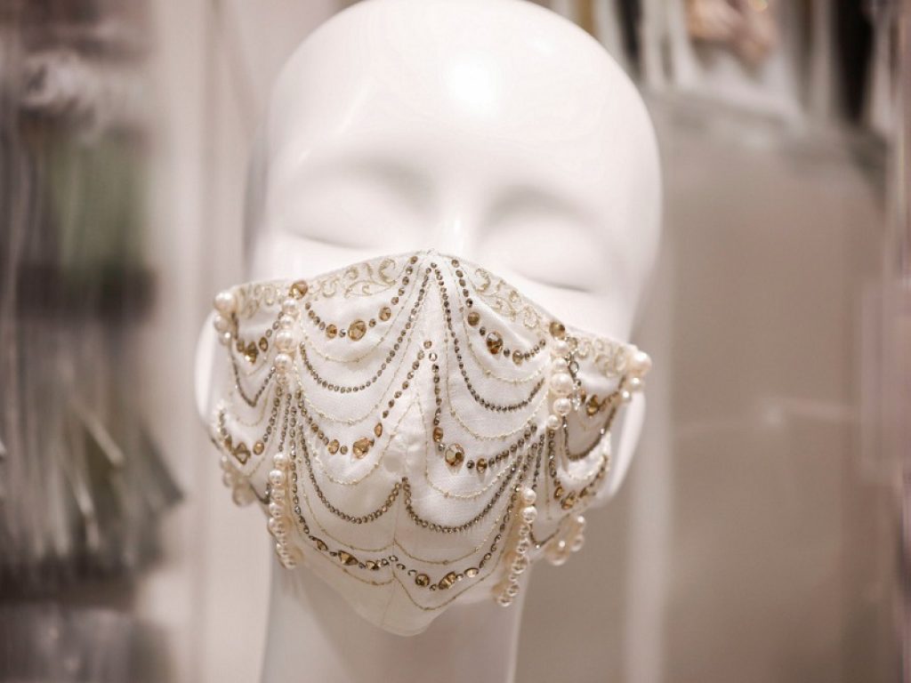 Covid: in Giappone mascherine con oro e diamanti