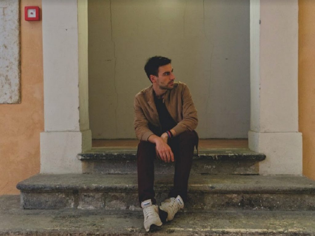 "Parlo troppo" è il nuovo singolo di Moriel: il brano, disponibile sulle piattaforme digitali, è un manifesto per uomini sensibili