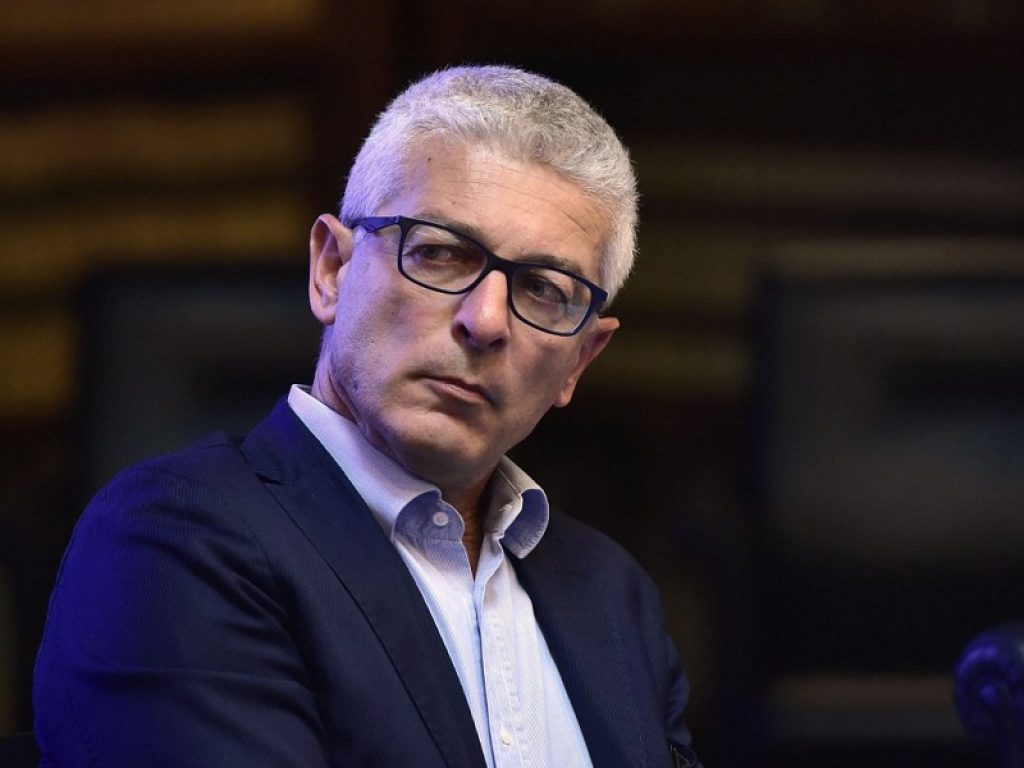 Il presidente della commissione parlamentare Antimafia Nicola Morra risponde alle polemiche dopo il caso del vaccino: “Favoritismo per miei parenti? Sono morti…”