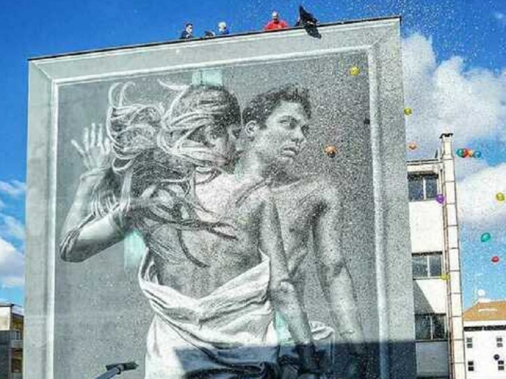 Inaugurato Outside In, un enorme murales di 250 metri quadri creato sul un muro di una scuola nel quartiere San Paolo a Roma