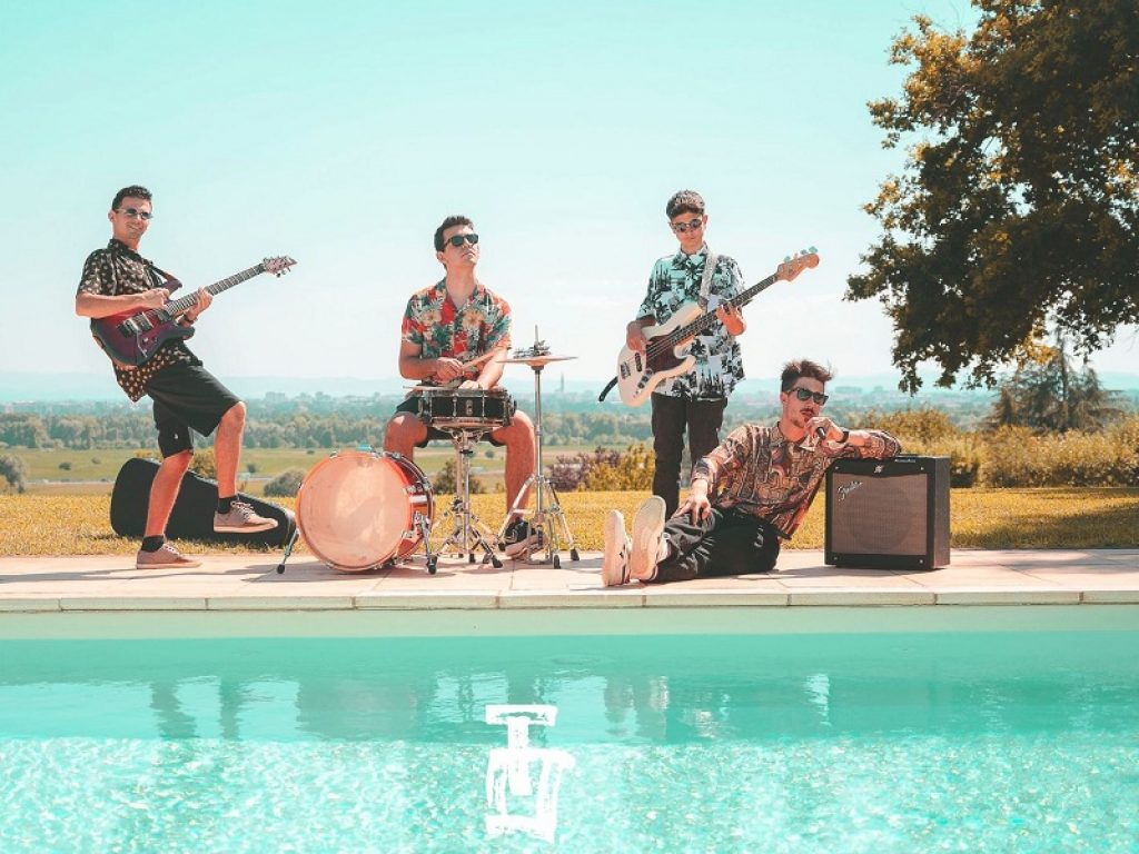 Gli Overture cantano "Sono come non pensavi tu"