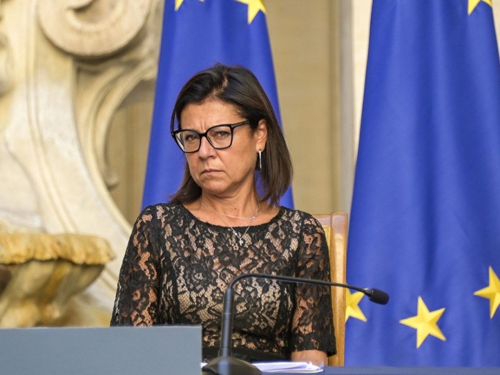 La ministra dei Trasporti De Micheli propone la scuola di domenica, Fratelli d'Italia insorge: “Giorno dedicato alla famiglia”