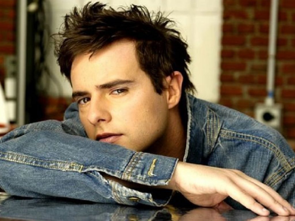 Paolo Meneguzzi torna con il singolo "Nel silenzio": il brano è disponibile su tutte le piattaforme digitali e da ieri anche in rotazione radiofonica