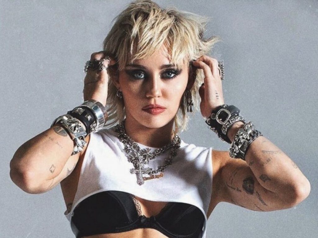 Con Plastic Hearts una Miley Cyrus in versione rock