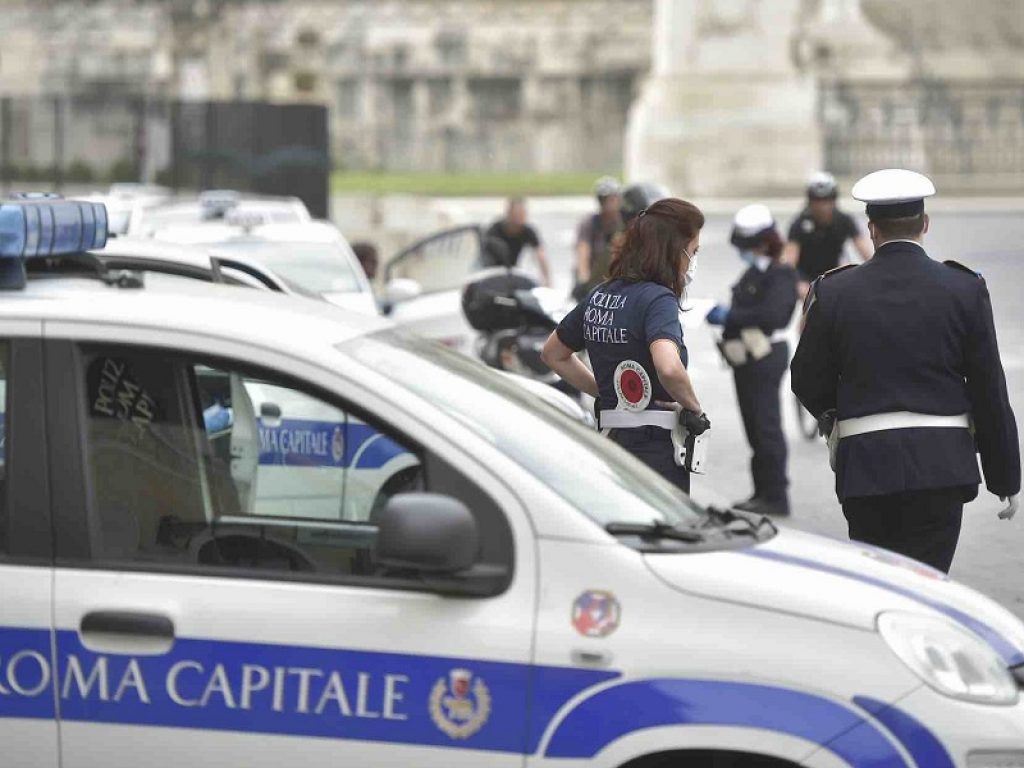 Roma, vigili fanno sesso in auto di servizio: web scatenato