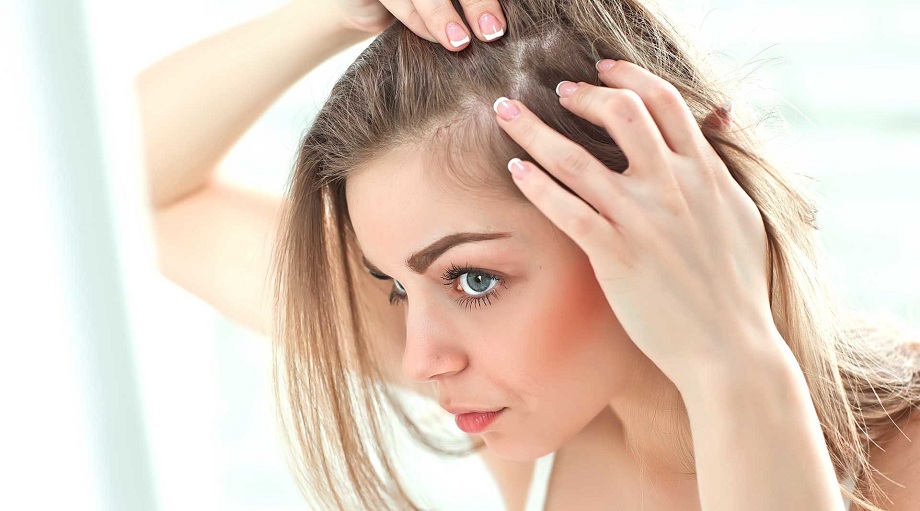 Per avere capelli sani è importante cosa mangiamo: ecco gli alimenti che fanno bene, dalle uova alla frutta