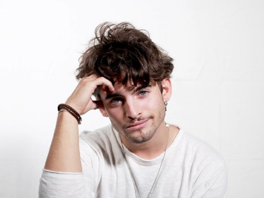 "Siamo vicini" è il nuovo singolo di Renato Torre, disponibile in rotazione radiofonica e sulle piattaforme digitali: il brano racconta di un amore a distanza