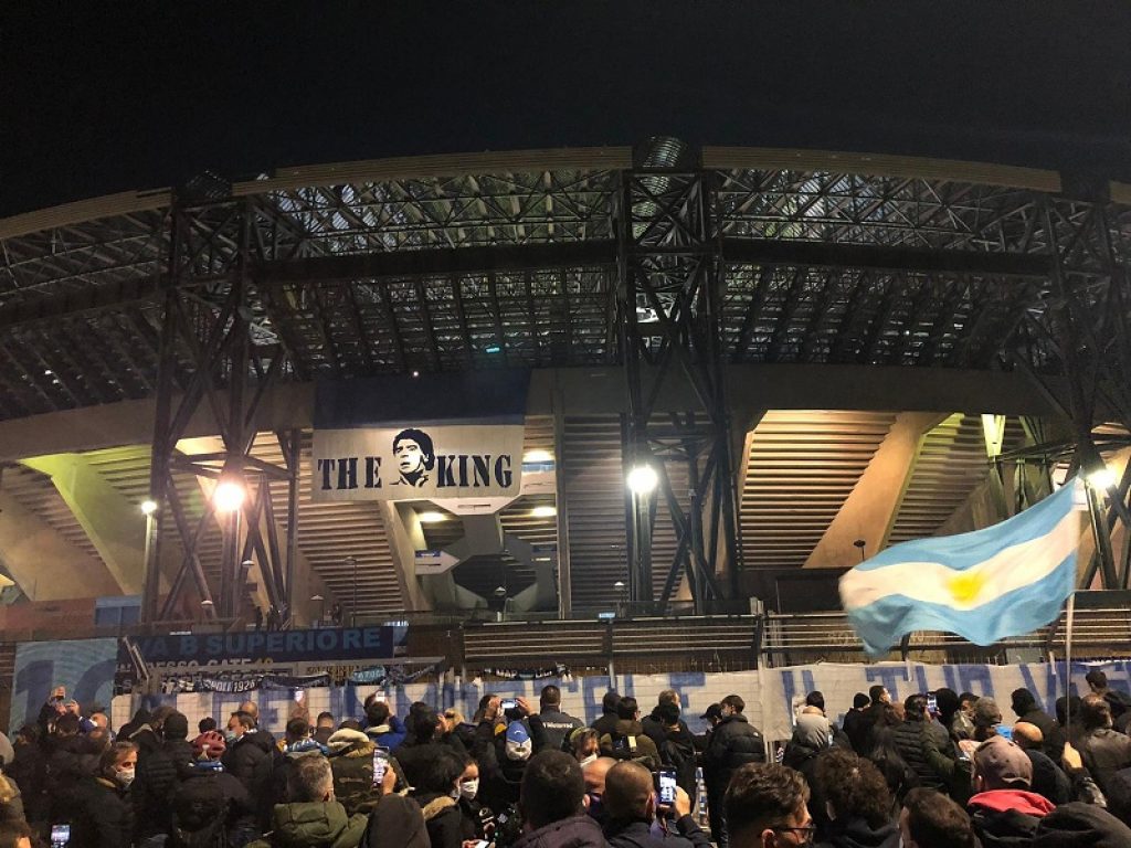 Il San Paolo di Napoli diventa lo stadio Diego Armando Maradona: a Fuorigrotta straordinaria partecipazione popolare per ricordare l'idolo indiscusso dei tifosi partenopei