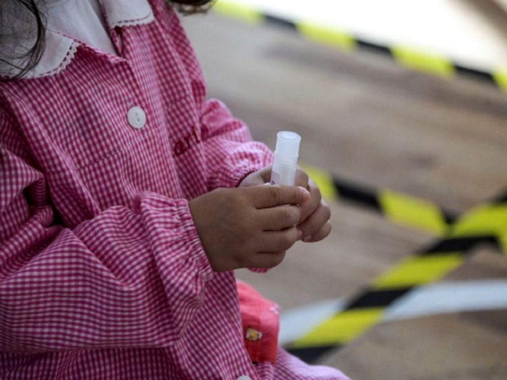 Il tampone salivare per i bimbi inventato da 4 mamme-scienziate dell'Università di Milano: è un test affidabile come il tampone molecolare