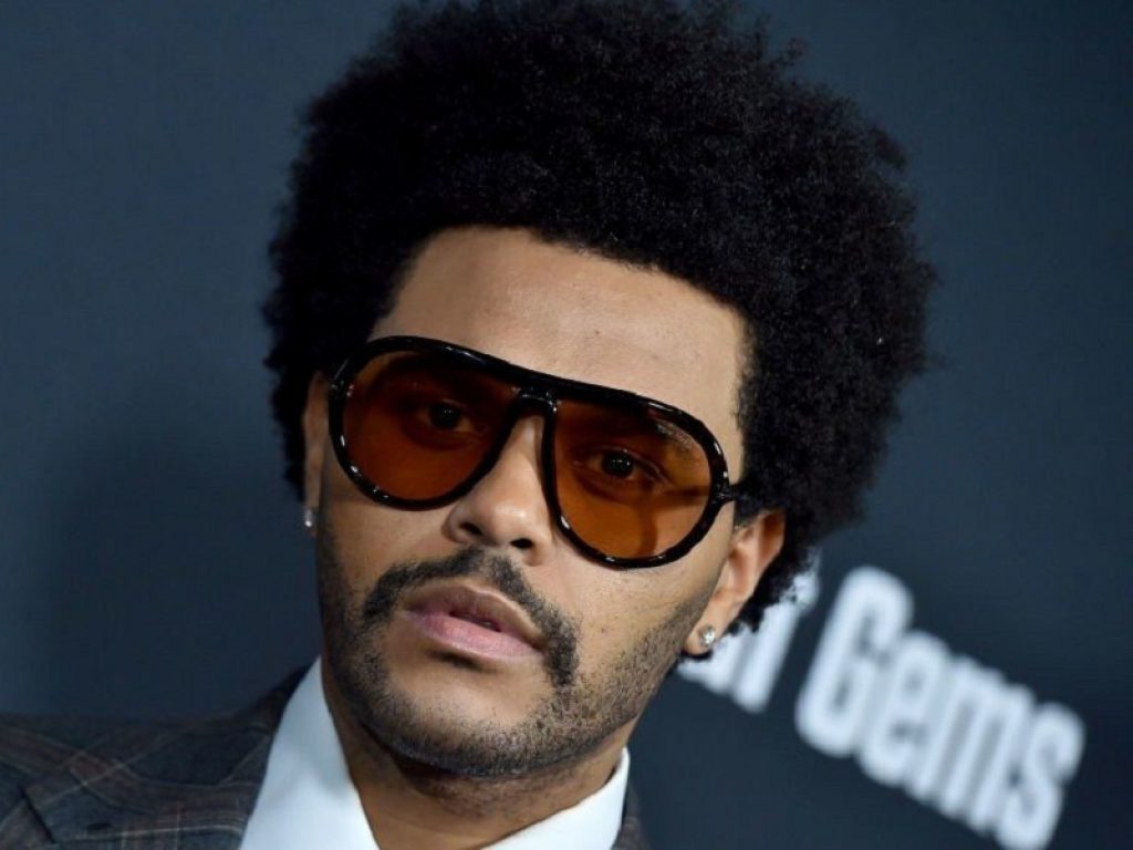 "Take my breath" è il nuovo singolo di The Weeknd, a caccia di nuovi record: il brano è in radio e in digitale, online anche il videoclip