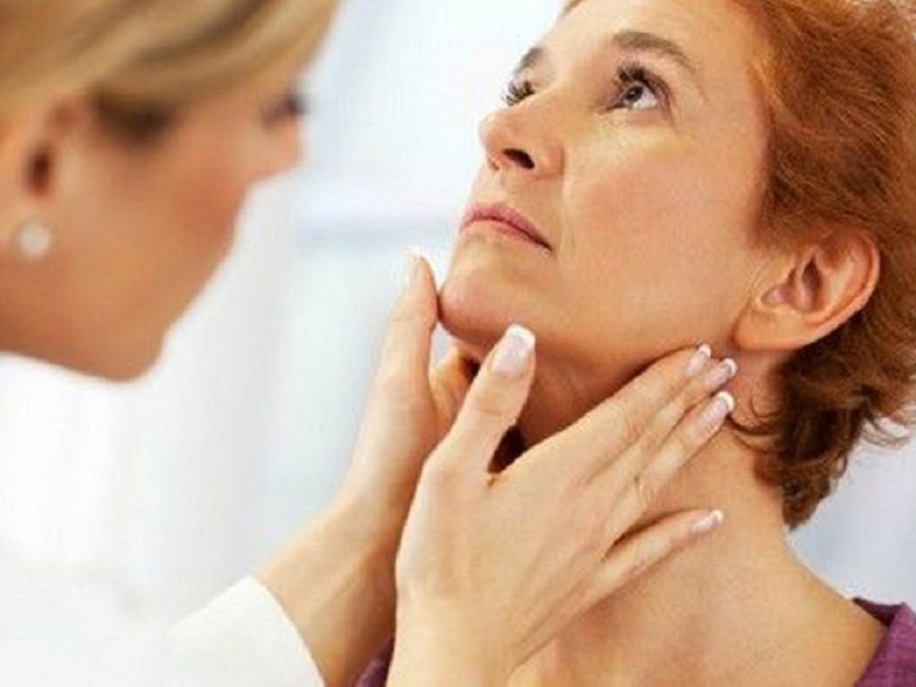 I noduli alla tiroide sono una patologia benigna, ed è prevalente nel sesso femminile: ecco quali sono i segnali da non sottovalutare